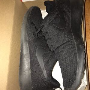 Black nike roshe sneakers